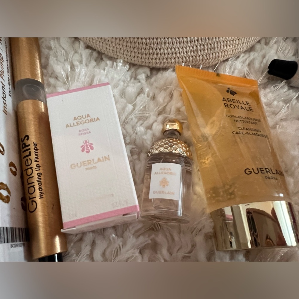 Brand New Guerlain Paris Cosmetic Bag with freebies - Picture 7 of 15
